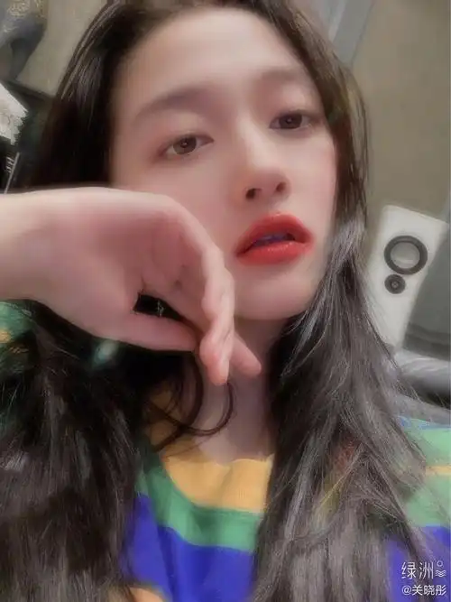 关晓彤晒素颜大眼自拍皮肤白皙对镜嘟嘴比剪刀手