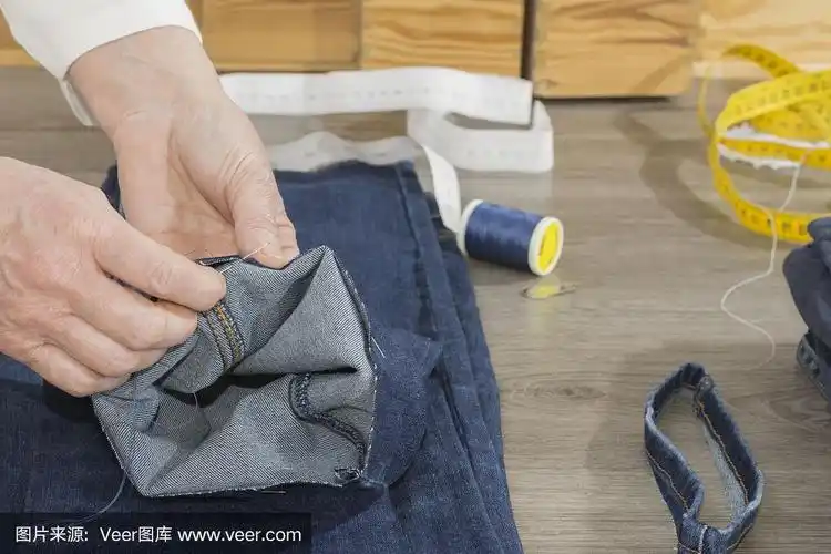 女裁缝缝制牛仔裤的裤脚