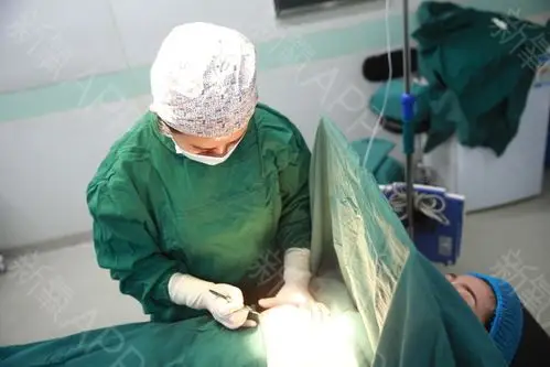 什么木瓜啊按摩啊都没什么用,实在没办法的我开始了解了丰胸手术