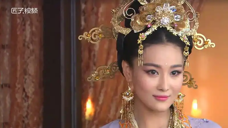 出演温婉可人的苏妲己和妖魅冷艳的九尾狐狸精胡仙儿