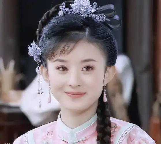 饰演《还珠格格》时,被导演当众训斥,说她的嘴就跟猪嘴一样,同时也