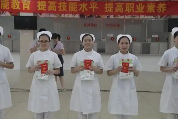 蒋启文为选手们颁奖2016年广东黄埔卫校医护技能竞赛合影