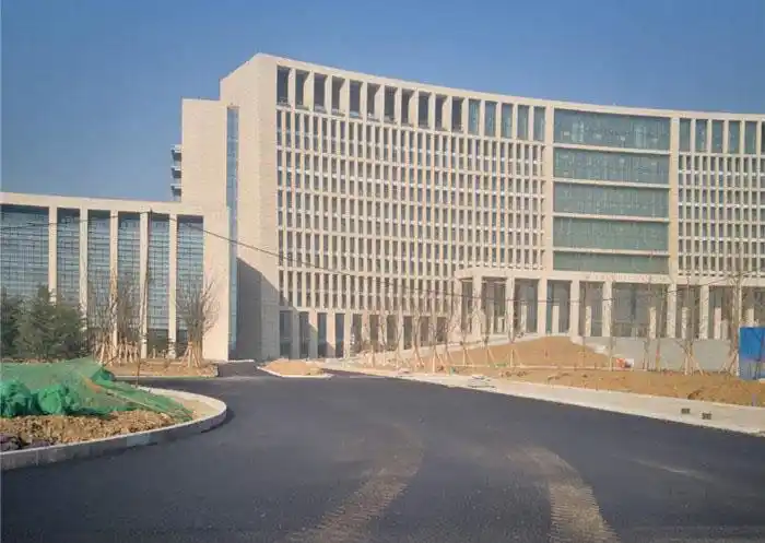 新市政府沥青砼摊铺现场——济宁市顺通市政工程有限公司