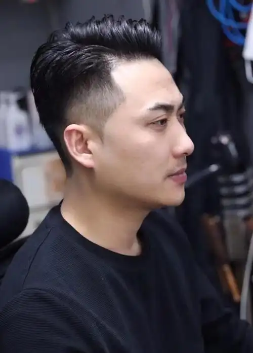 两边剪短中间留长发型