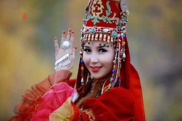 摄影 哈萨克·姑娘        美丽的哈萨克族姑娘木丽德尔,俏丽的让人不