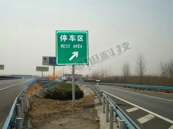 很多人不知道停车场位于什么地方,有了指示性标志牌就方便很多了.