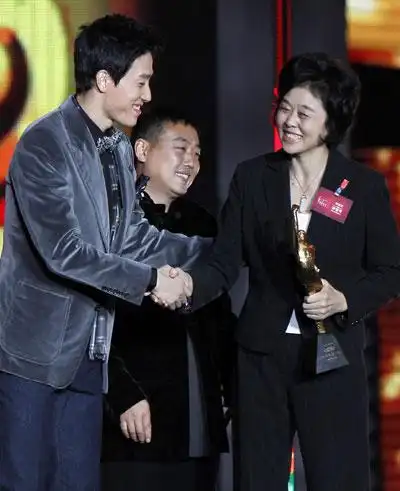 组图:李娜获最佳女运动员 刘翔搞怪孙晋芳代领