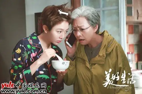 6刀美岚(宋丹丹饰)和徐豆豆(姜妍饰)一对逗趣母女