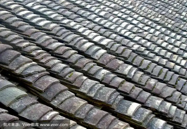 中国农村房屋屋顶上的瓦片