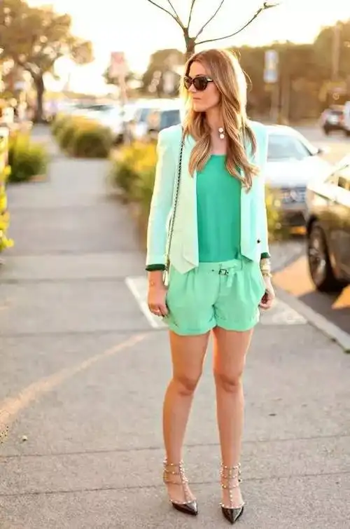 薄荷绿可以搭配白色和饱和度低的粉色色系,一点都不突兀,而且这颜色穿