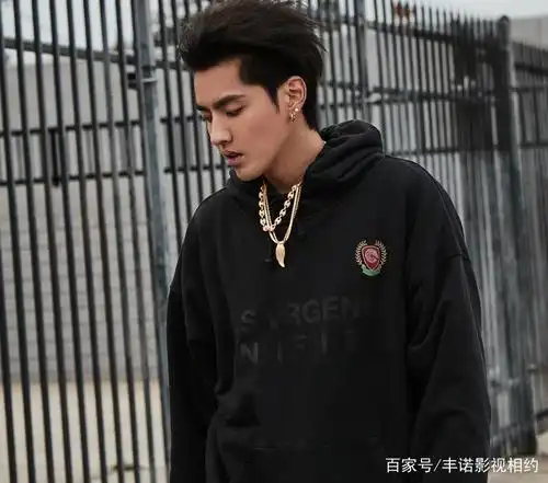 吴亦凡酷帅黑白大片,时尚感满分,祝他28岁生日快乐!