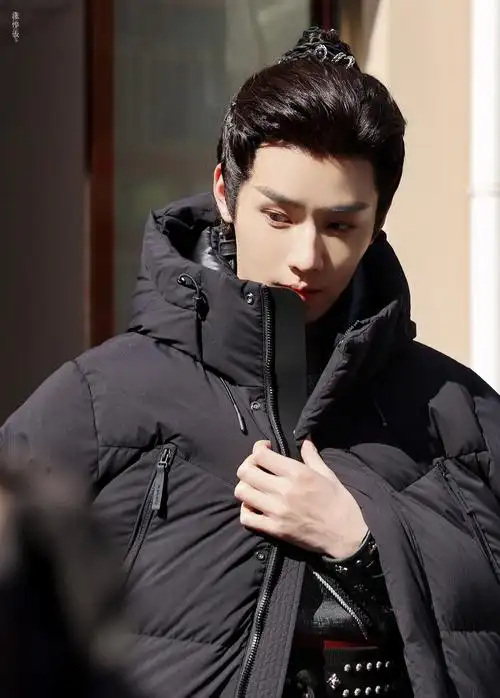 来看新鲜的任豪啦,烟灰色古装好帅呀,氛围感直接拉满_高清图集_新浪网