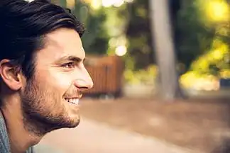 i>侧 /i> i>面 /i>肖像一个英俊的 i>男 /i> i>人 /i>直视前方微笑和