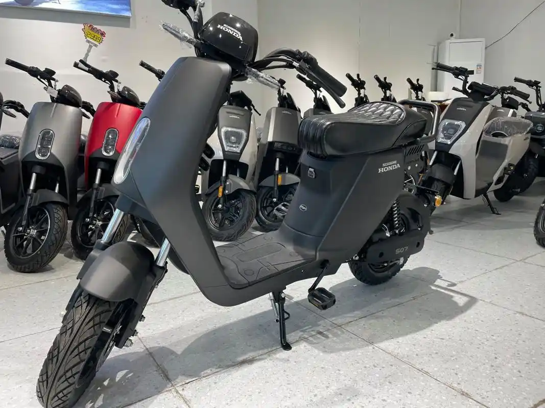 新大洲本田s07 新大洲本田s07,国标车可上白牌,配48Ⅴ24a锂电池可行驶