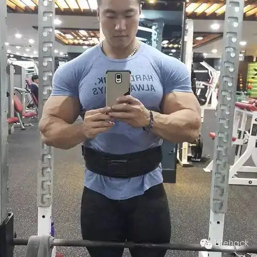 据说他是韩国二头肌最粗大的健身猛男,并且拿下过多项健美比赛的冠军