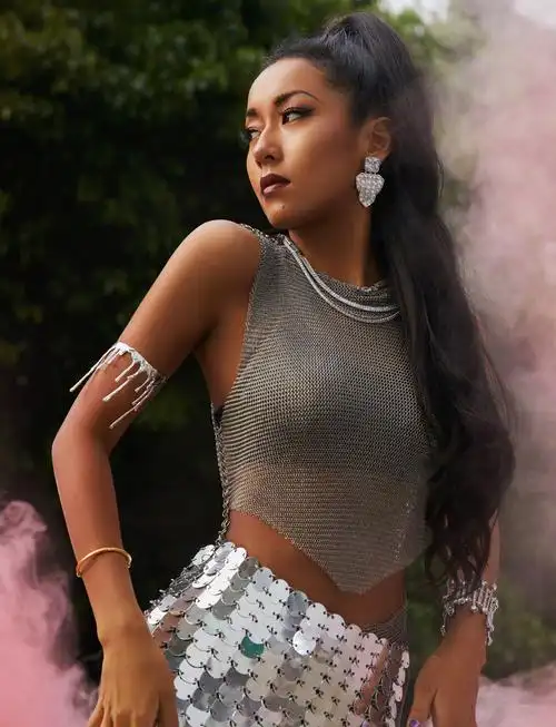 吉克隽逸变身辣妹,豹纹连衣裙前短后长野性十足,妥妥的腿控