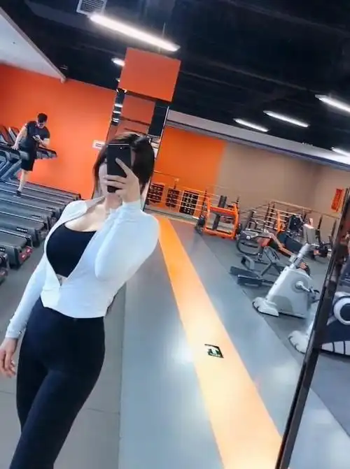 健身房里的美女自拍,穿上瑜伽裤,变身时尚女王!