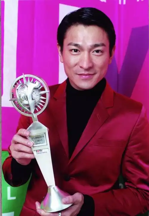 图文:群星闪耀cma2001颁奖典礼-刘德华领奖