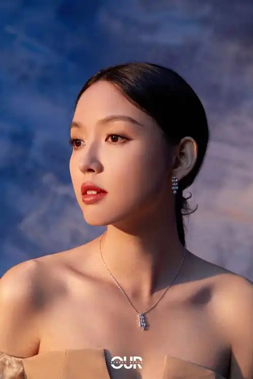 张梓琳泡泡袖露肩礼服性感写真图片