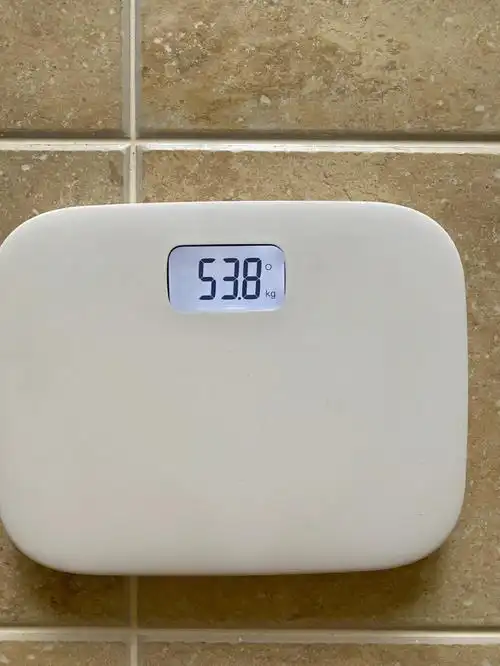 虽然减肥的路很漫长,但是看着体重秤阶段性的下降心里别提有多开心啦!