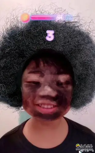 唐一菲上传儿子搞怪爆炸头滤镜照片!发文"你们说的我皮都痒,蹭热度"