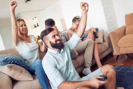 玩游戏的朋友照片