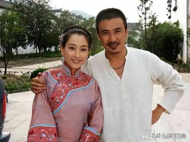 不少媒体都在报道他和妻子的爱情故事,说柳云龙对待感情忠贞不二,不离