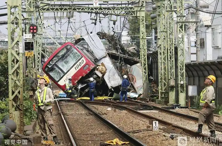 日本电车与货车相撞现场