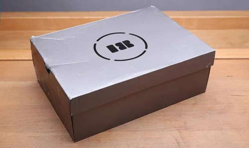 鞋盒使用的颜色以及图案很接近元年鞋盒,原抽拉式改为翻盖式