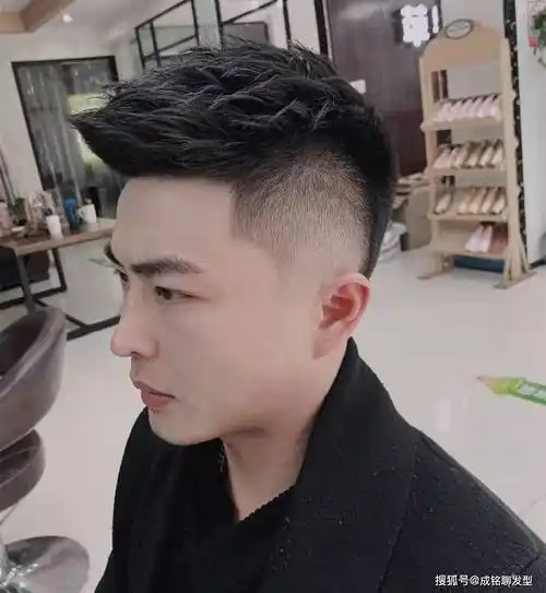 三款干练的男生短发,两边剪短中间打薄,精干利落又阳光帅气_发型_效果