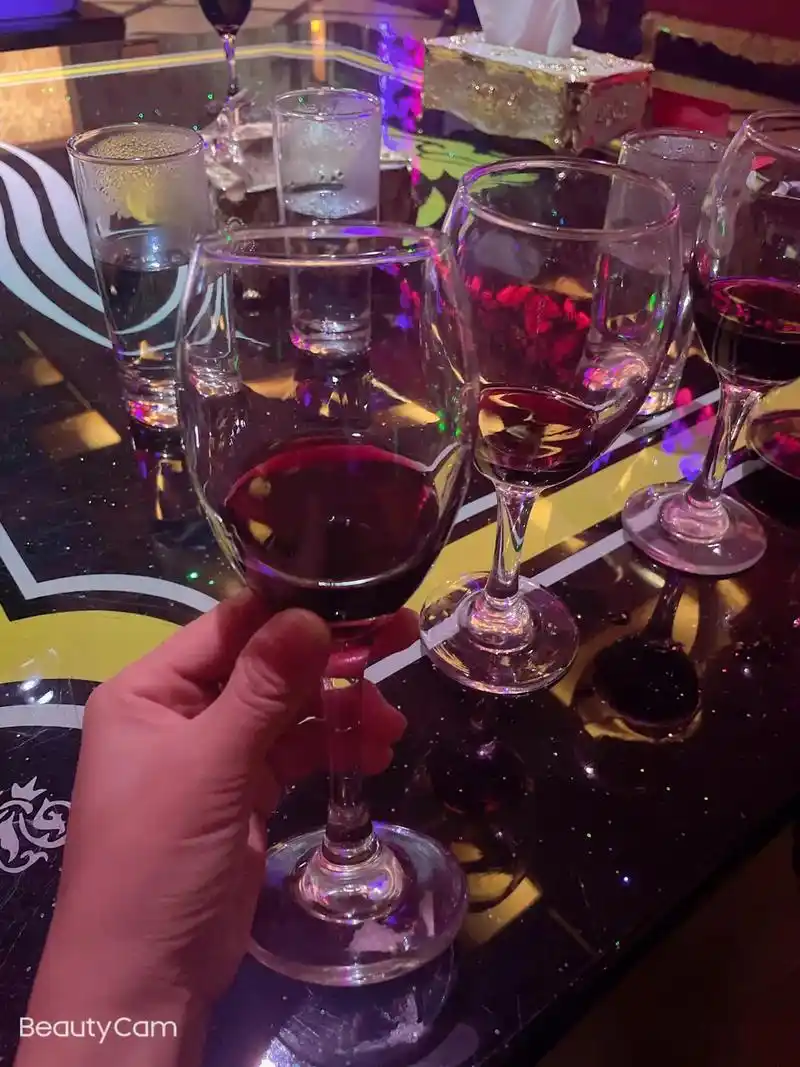 掐指一算,我已经很久没有喝醉了,当我再拿起酒杯的时候,什么也 - 抖音