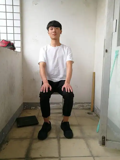 开膝平放式坐姿(正面)