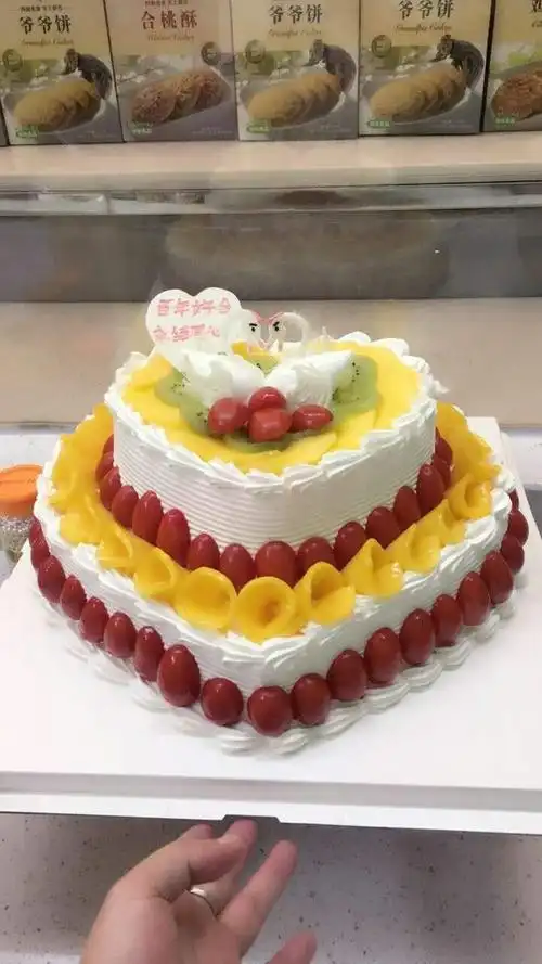 二层叠层蛋糕图片