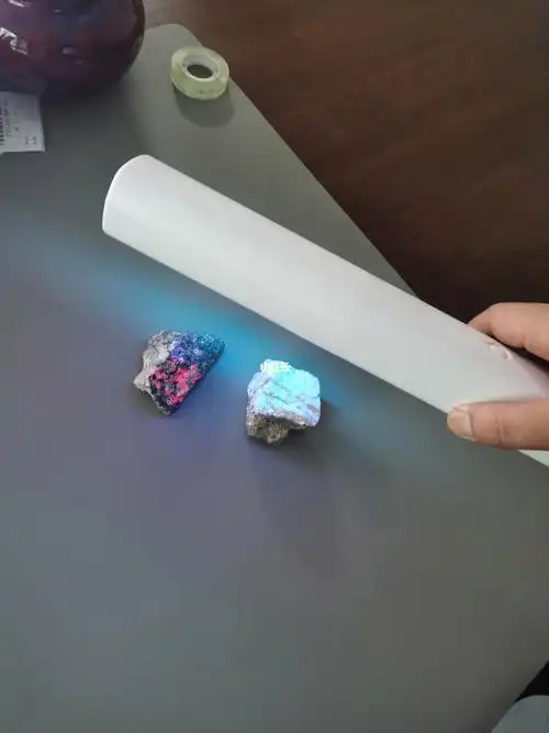 白钨矿灯实拍大自然的奇妙荧光矿石