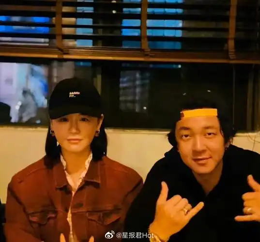 马思纯张哲轩看音乐节##香港音乐节偶遇马思纯张哲轩