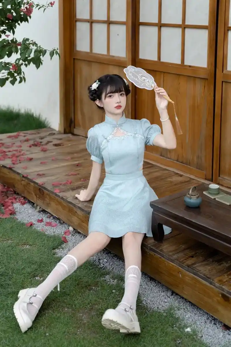 拜托,一米五五的女孩子穿旗袍扎双丸子头超可爱的! - 抖音