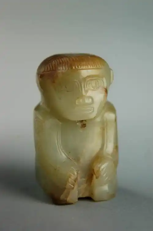 跽坐人形玉佩,商代晚期(公元前13世纪—前1046年),高5.6厘米,宽2.