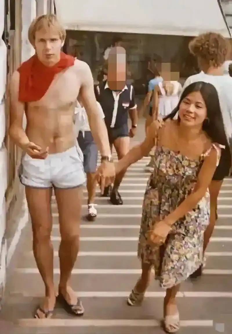 助我上热门# 1979年,20岁的翁美玲和荷兰男友rob正在逛街时拍摄的