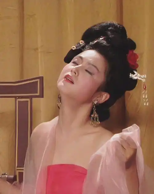 貂蝉在古代不会这样穿衣吧,虽然说是拍电视剧,也要尊重历史吧,这种