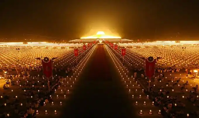 曼谷 自由行攻略                      节日简介:万佛节是泰国重要的