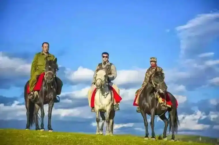 祁连山山丹军马场风光旖旎在这里除骑马旅游野营参观赛马或马术表演