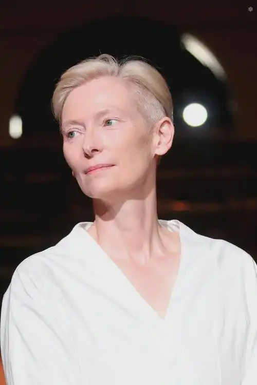 组图:"古一法师"蒂尔达·斯文顿纯白风格写真大片