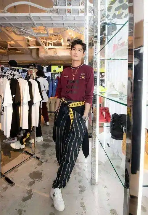 原创张翰变身粉红王子一身粉色衬衣搭白西裤好帅大长腿也太抢镜了