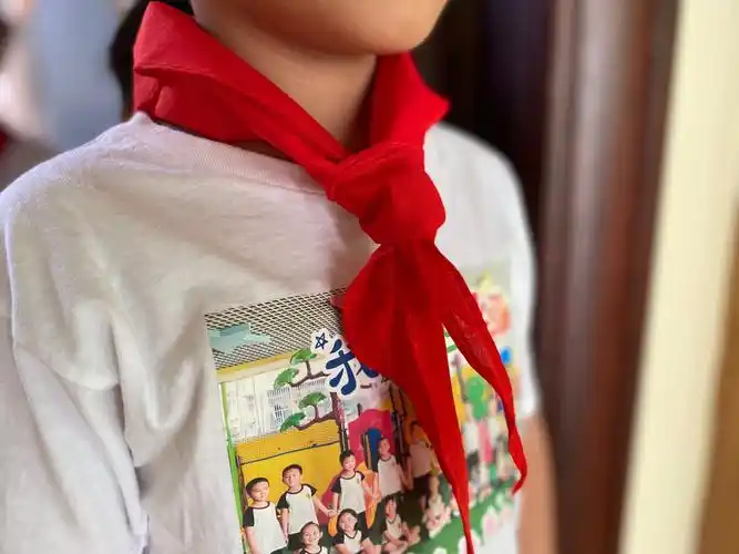 戴上鲜红的红领巾就是开始成为小学生的标志