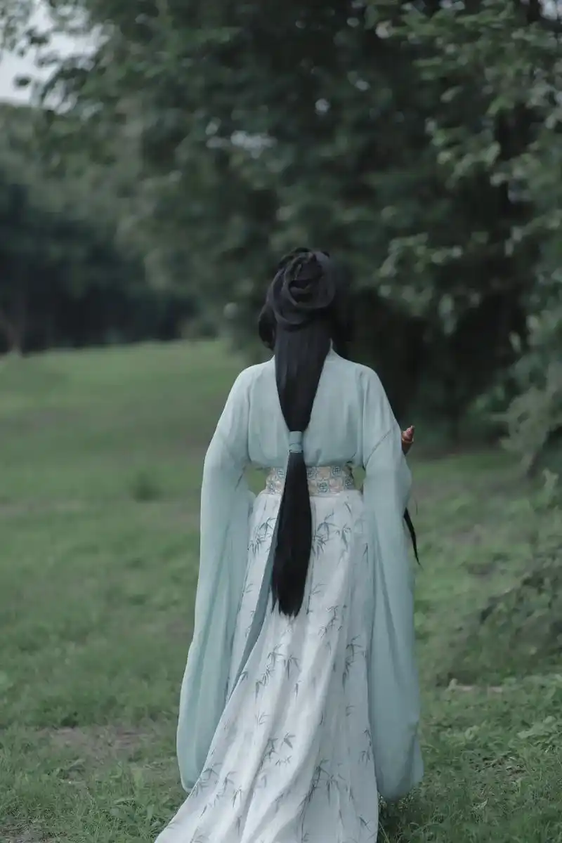 看到这个背影,你想起了谁 #成都约拍 #汉服摄影 #汉服约拍 - 抖音
