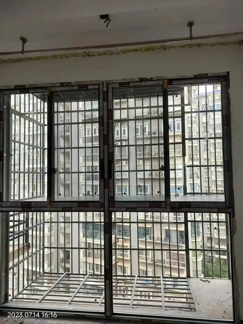 名致雅园不锈钢防盗网,三轨推拉窗安装完工.