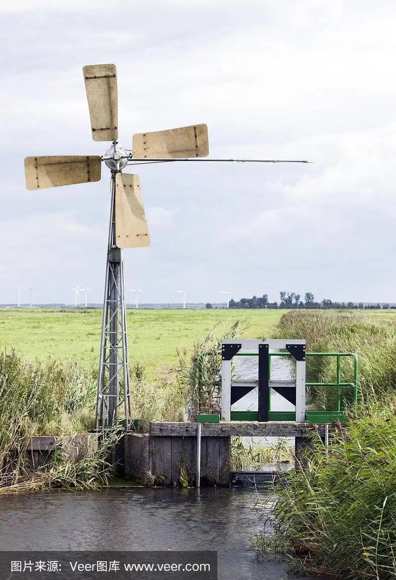 荷兰惠森和阿默斯福特附近荷兰圩田抽水的小型风车