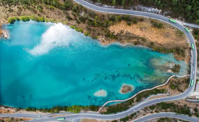 云南丽江秀美蓝月谷