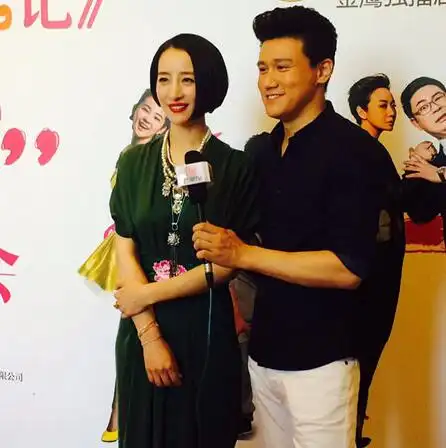 图佟悦妻子李舒桐拍戏腿部受伤发布场跪地求婚羡煞旁人