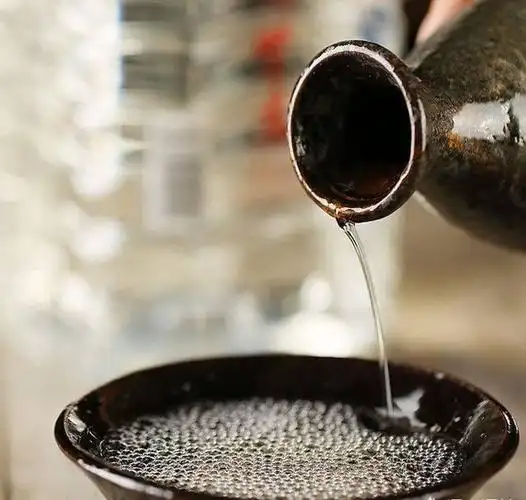 在我们的酒文化中,倒白酒的满与否有一些特定的讲究.